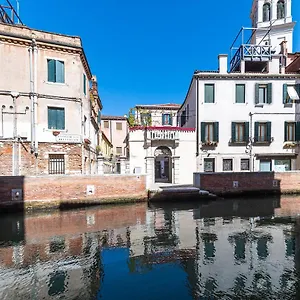 ln-luxe-apartment-venice-canal-view.hotelinveneto.com/